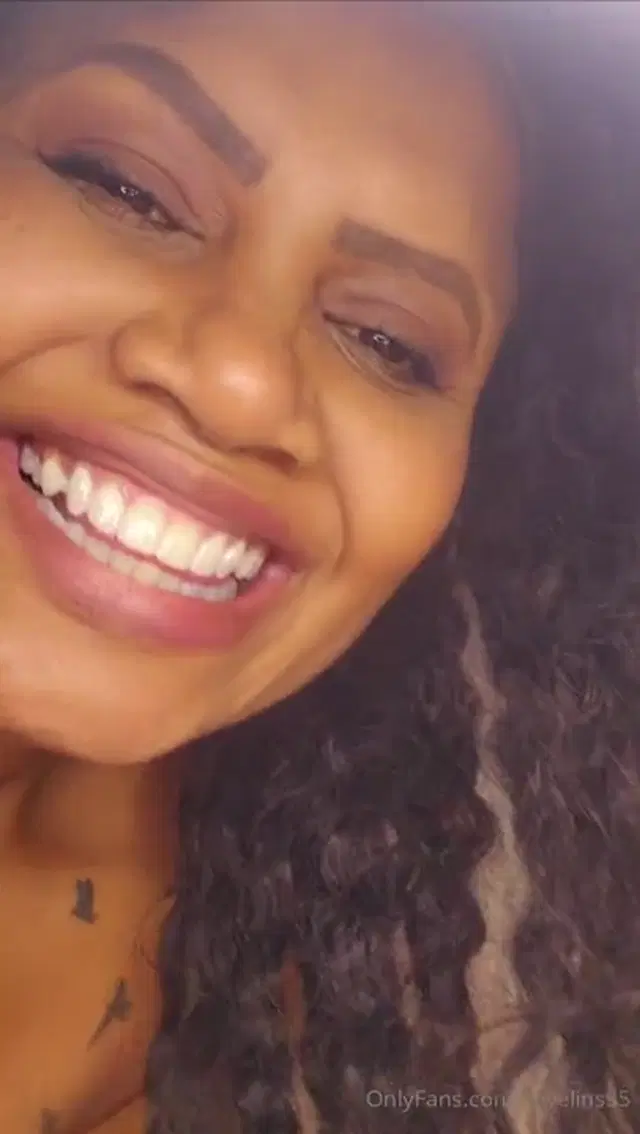 Veronica Lins aka vevelins35 – 08-18-2024 OnlyFans Video – A foreigner asked for a video to imagine me spitting on his dick