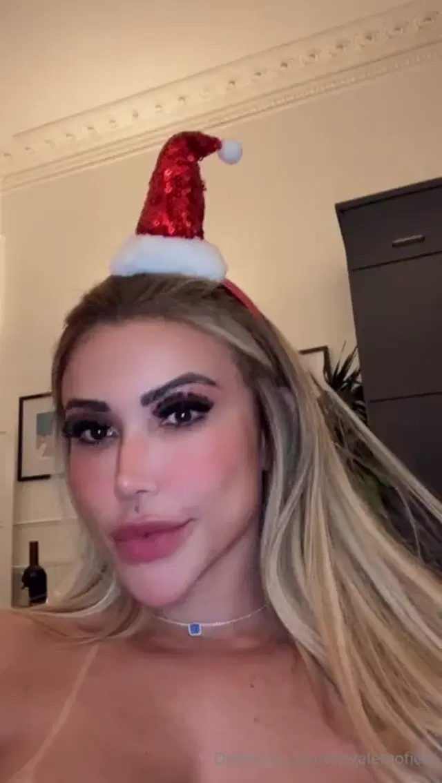 Cris Galera aka crisgaleraoficial – 11-27-2025 OnlyFans Video – Christmas is almost here and I’m all ready to give you your little present hahaha And