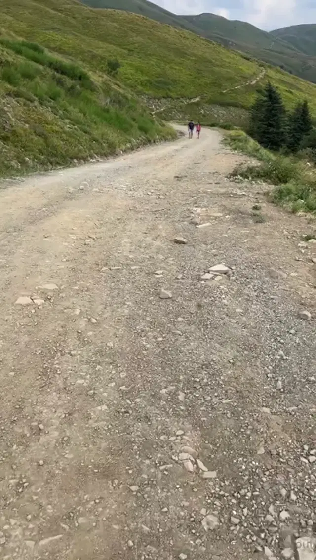 Julia eggsout aka eggs_out – 08-10-2024 OnlyFans Video – Super Troia a fare trekking mi vedono in 2
