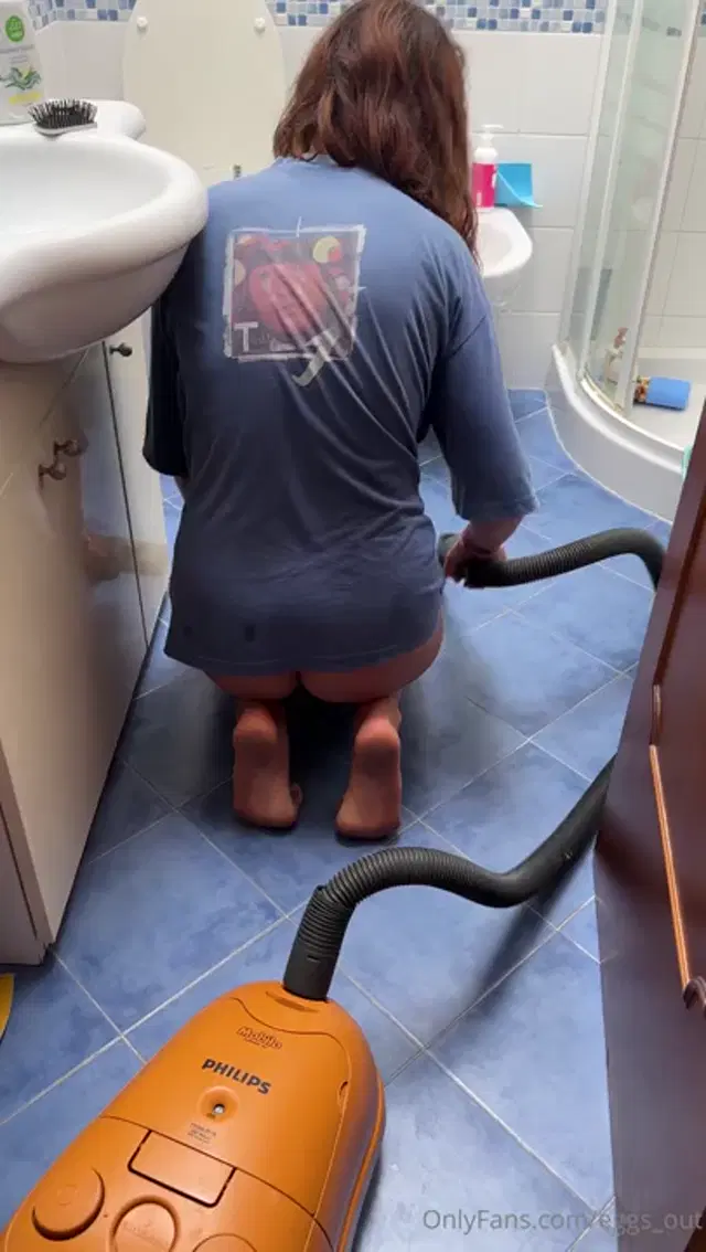 Julia eggsout aka eggs_out – 09-09-2024 OnlyFans Video – Mentre do laspirapolvere