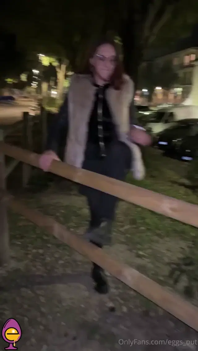 Julia eggsout aka eggs_out – 12-20-2024 OnlyFans Video – In giro con i collant strappati, mi tolgo le mutandine