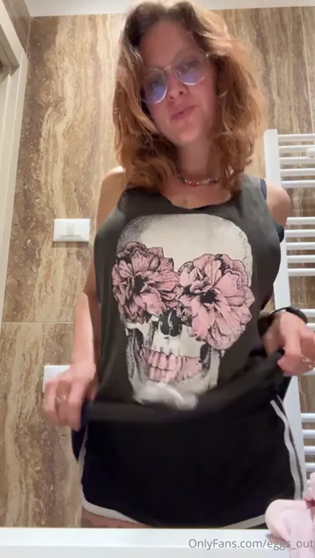 Julia eggsout aka eggs_out – 09-09-2025 OnlyFans Video – Stasera ho a cena amici e non resisto