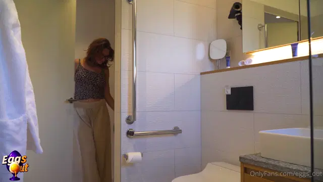 Julia eggsout aka eggs_out – 11-27-2025 OnlyFans Video – Ecco cosa fanno le ragazze quando stanno tanto tempo in bagno