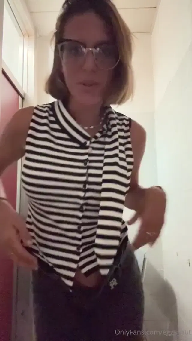 Julia eggsout aka eggs_out – 07-10-2026 OnlyFans Video – Mi cambio nello spogliatoio dell’ospedale