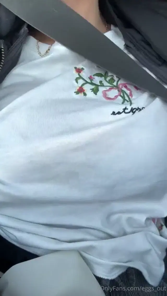 Julia eggsout aka eggs_out – 04-03-2026 OnlyFans Video – In macchina