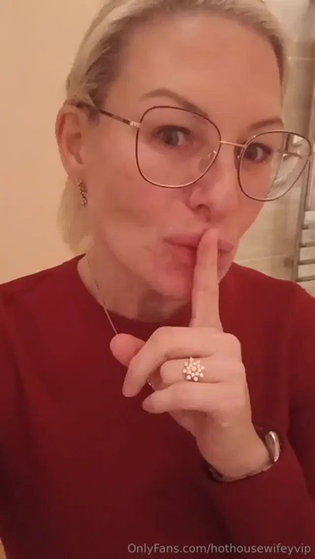 British Mom next door aka britishmomnextdoor – 04-04-2026 OnlyFans Video – Staying with family for Easter and trying to behave