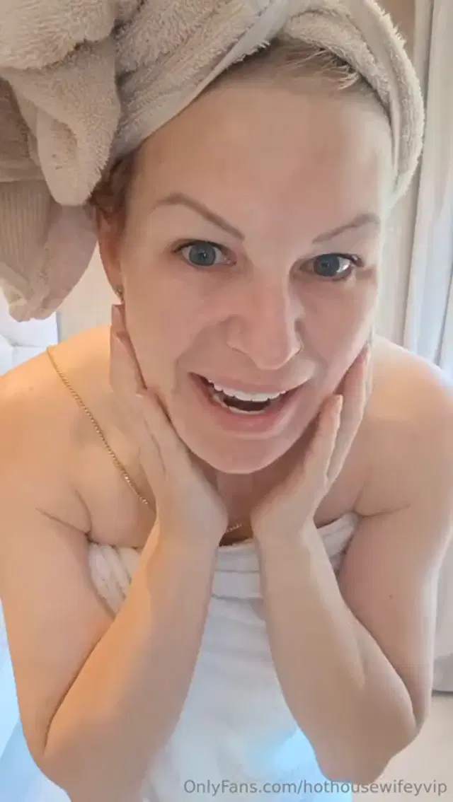 British Mom next door aka britishmomnextdoor – 05-22-2026 OnlyFans Video – Caught me right after my shower lucky you