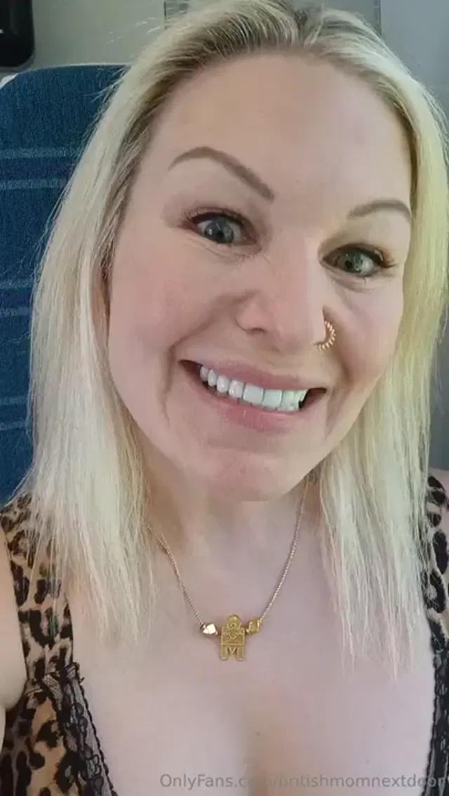 British Mom next door aka britishmomnextdoor – 04-29-2026 OnlyFans Video – A little tease on the train