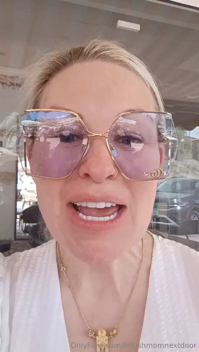 British Mom next door aka britishmomnextdoor – 05-17-2026 OnlyFans Video – Hello from Spain!
