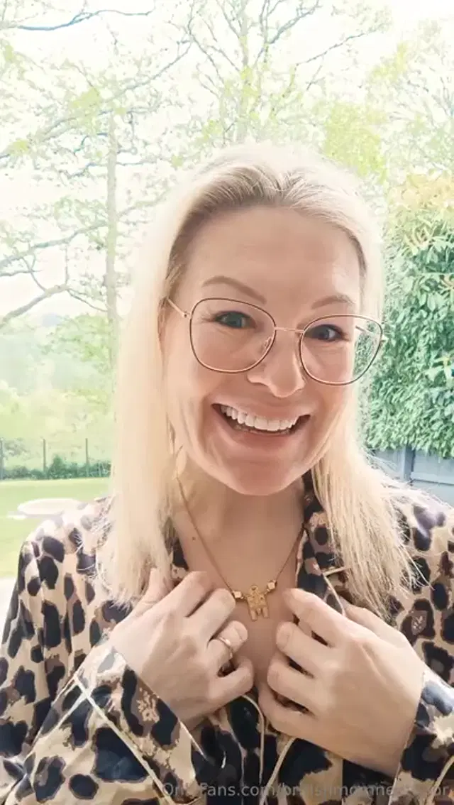 British Mom next door aka britishmomnextdoor – 05-27-2026 OnlyFans Video – A relaxed morning in the garden