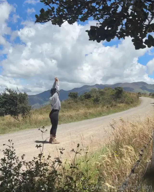 Maria Alfonsina aka alfigarden – 12-16-2024 OnlyFans Video – El pramo sings an unique silence song that tells me I’m in home