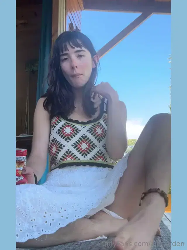 Maria Alfonsina aka alfigarden – 07-10-2025 OnlyFans Video – Mango wanted to say hello