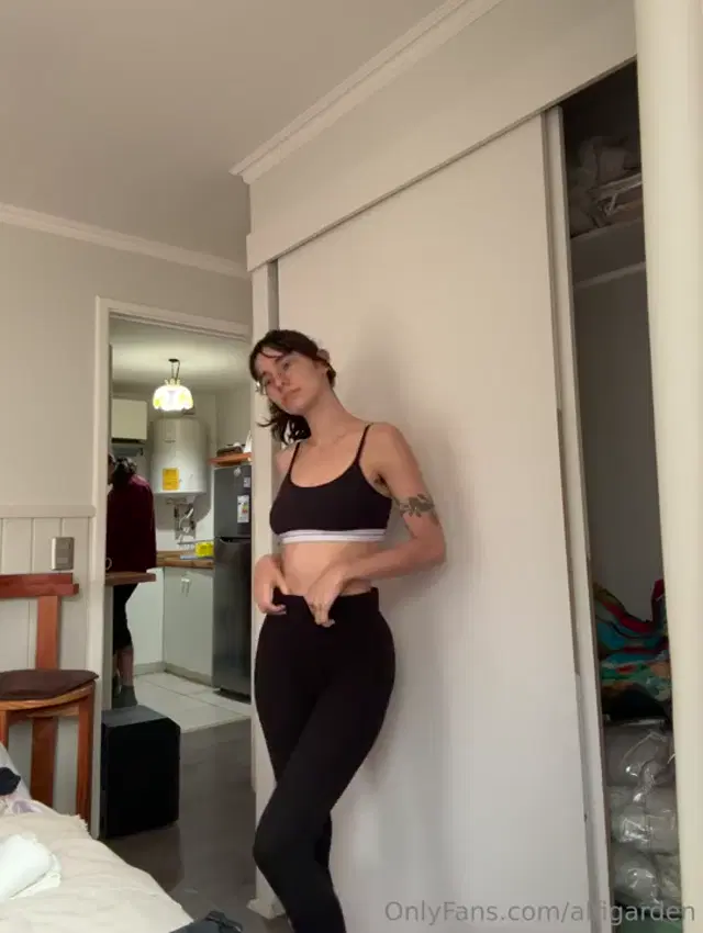 Maria Alfonsina aka alfigarden – 10-02-2025 OnlyFans Video – Some flashes while antinoognothi is taking care of the important things of the house jajajajaja