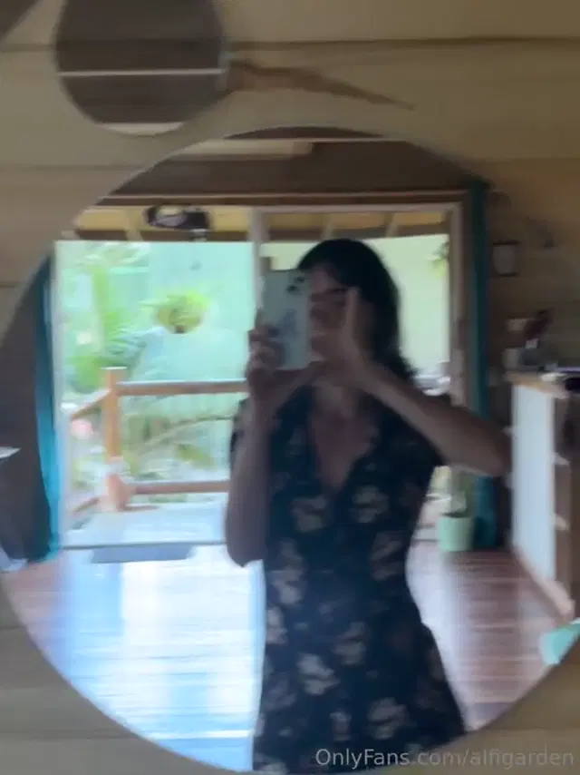 Maria Alfonsina aka alfigarden – 01-30-2025 OnlyFans Video – Finally interneeeetttt!!!!! It means that I’m gonna see you soon on cb 3Btw I’m enjoying mgmt