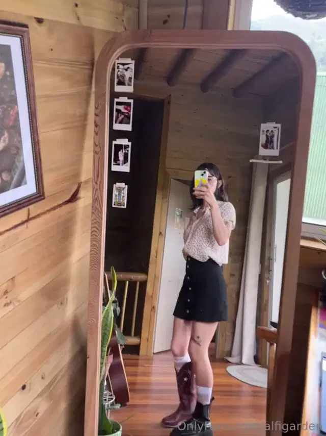 Maria Alfonsina aka alfigarden – 08-13-2025 OnlyFans Video – U R G E N T