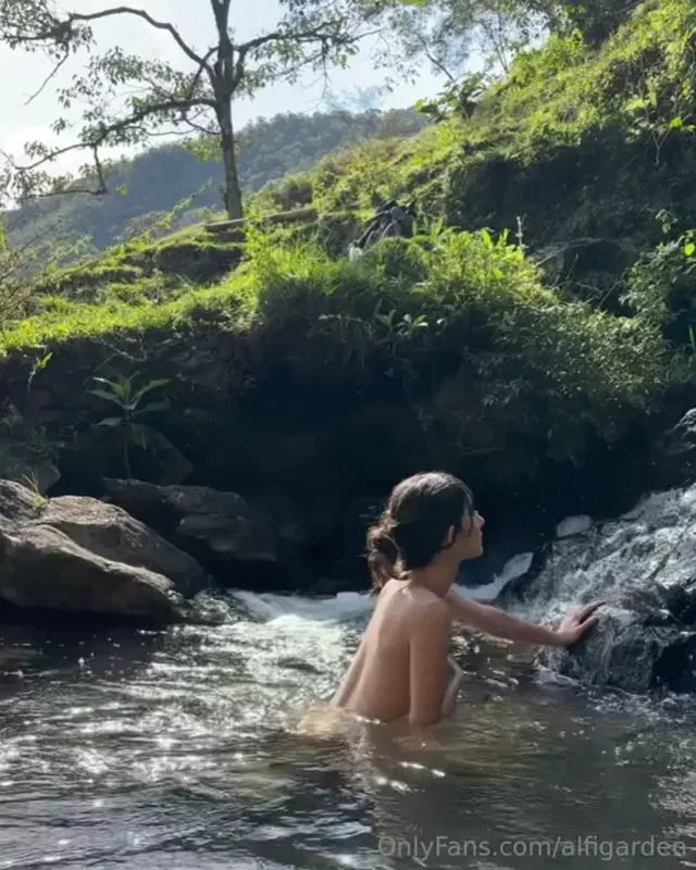 Maria Alfonsina aka alfigarden – 09-15-2024 OnlyFans Video – More watering videos to invite you to go to the river