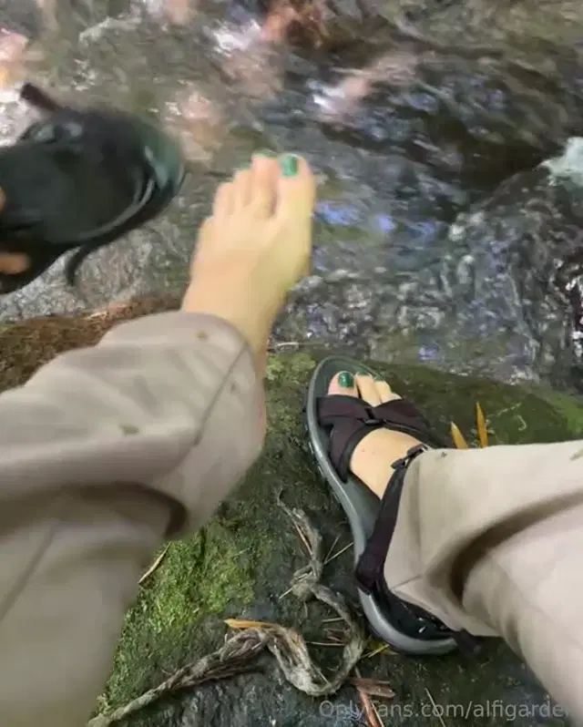 Maria Alfonsina aka alfigarden – 01-30-2025 OnlyFans Video – Gnomo feet exploring the cold cold water
