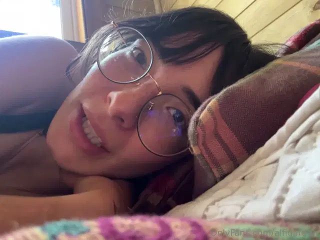 Maria Alfonsina aka alfigarden – 10-06-2025 OnlyFans Video – Video to ask you advices about what to do with my computer, if you knwo about