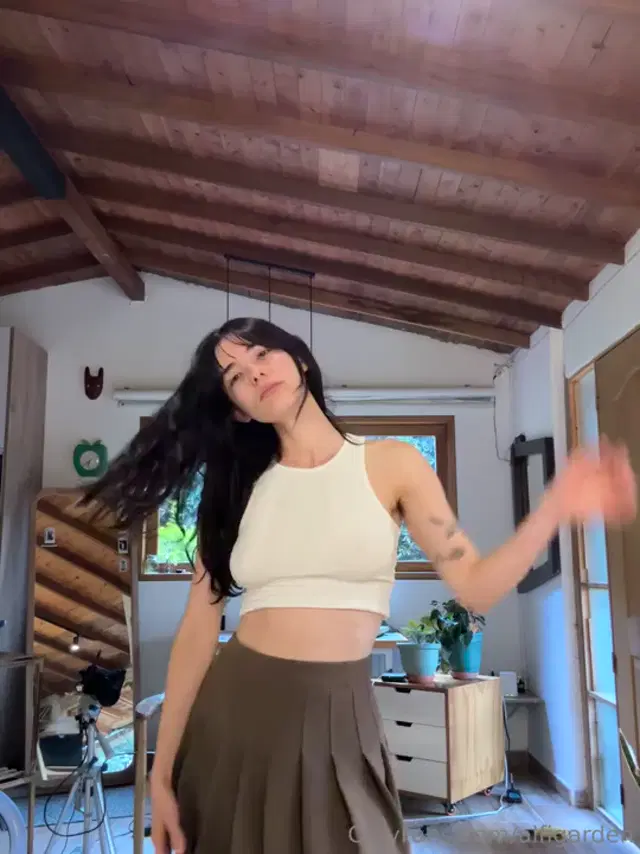 Maria Alfonsina aka alfigarden – 03-10-2026 OnlyFans Video – Do you like the garters