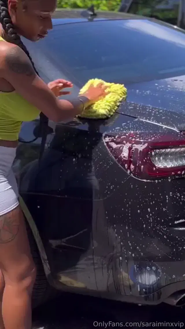 Sarai Minx aka saraiminxvip – 04-16-2025 OnlyFans Video – I came outside to give my car a washBut ended up soaking myself instead Tiny tank,