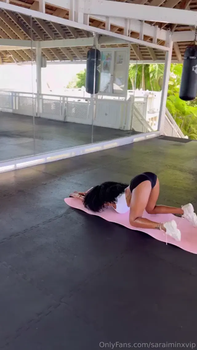 Sarai Minx aka saraiminxvip – 10-09-2025 OnlyFans Video – Pervy gym POV You caught me stretching amp working out would you want to see