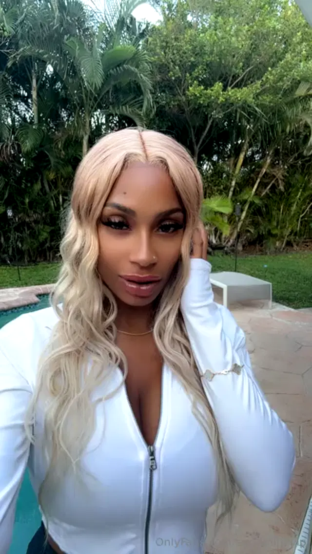 Sarai Minx aka saraiminxvip – 01-02-2025 OnlyFans Video – Ran some errands amp got my lashes done