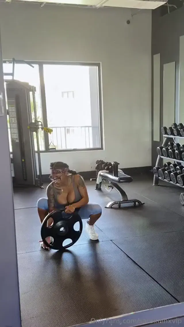 Sarai Minx aka saraiminxvip – 06-22-2026 OnlyFans Video – Getting busy in the gym, got a love tap on my lip from the weights