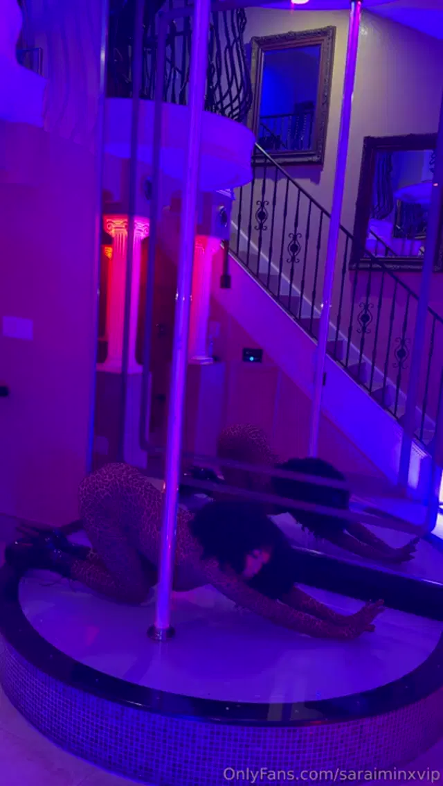 Sarai Minx aka saraiminxvip – 12-12-2025 OnlyFans Video – Club Minx Pants off at the door