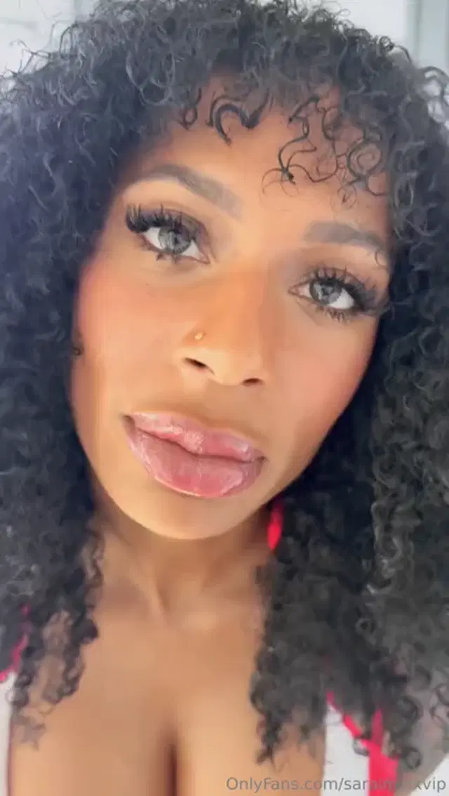 Sarai Minx aka saraiminxvip – 12-20-2025 OnlyFans Video – Which version do you want for Christmas_3