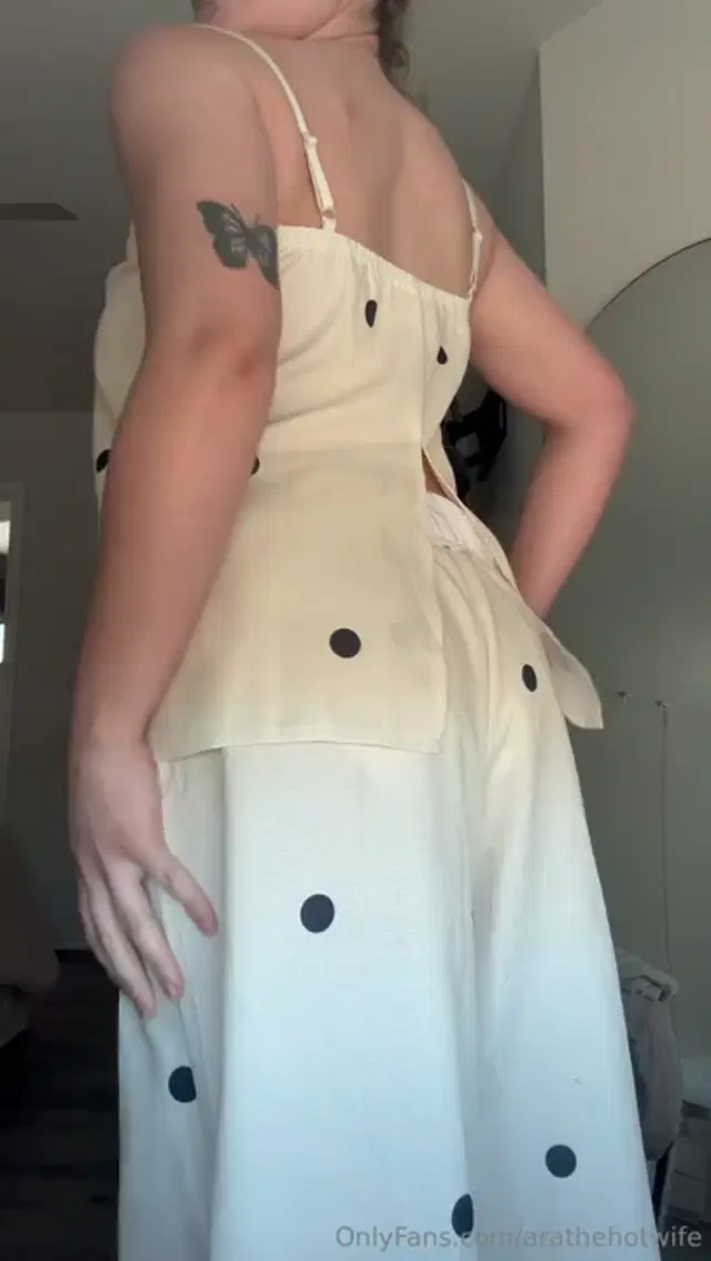 AraTheHotwife aka arathehotwife – 03-22-2026 OnlyFans Video – Teasing you a little