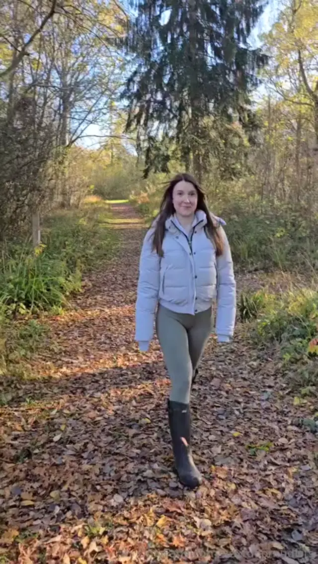 Next-door Nudists aka nextdoornudists – 12-21-2025 OnlyFans Video – You may recognise me, I make sexpositive nudist videos online My name’s Molly Jones if