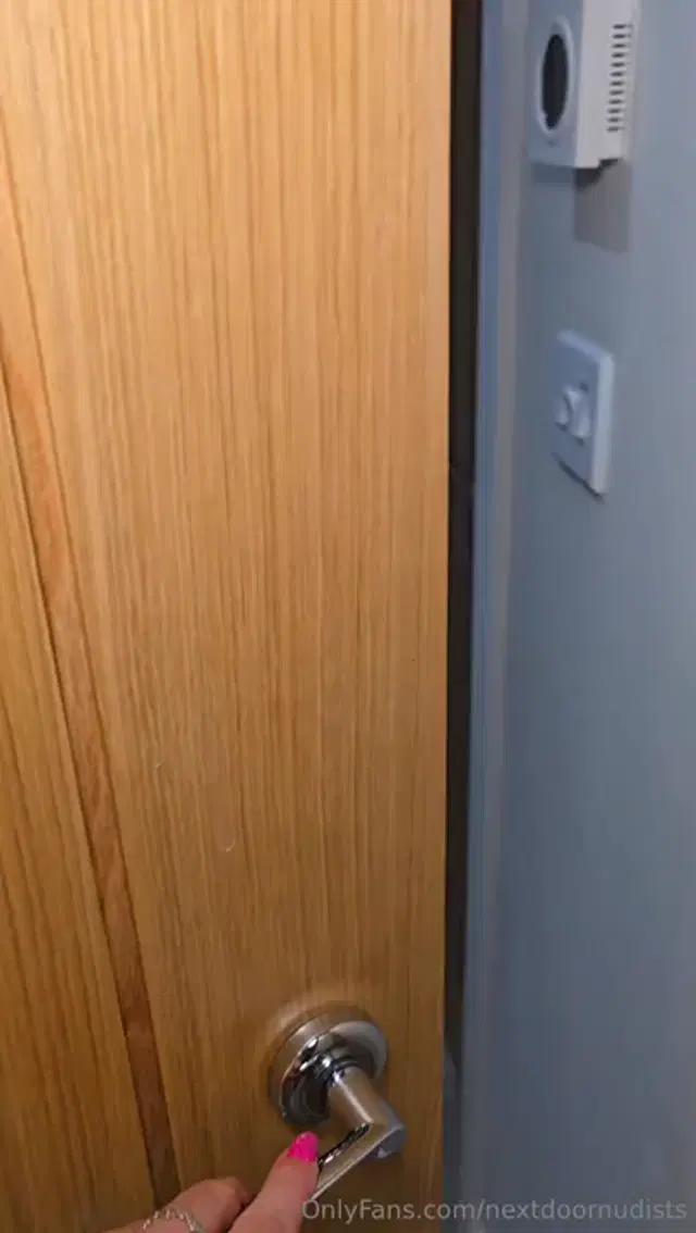 Next-door Nudists aka nextdoornudists – 05-10-2026 OnlyFans Video – Walking in on Molly amp Mikeys room This is What your likely to see