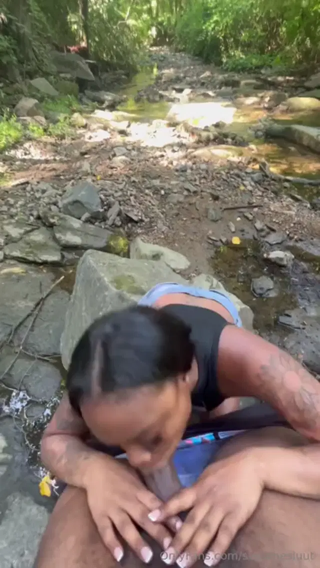 Susuthesluut aka susuthesluut – 08-26-2025 OnlyFans Video – Sucking wood in the woods