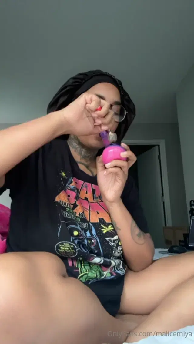 Malice Miya aka malicemiya – 06-15-2026 OnlyFans Video – I love being h!gh and horny