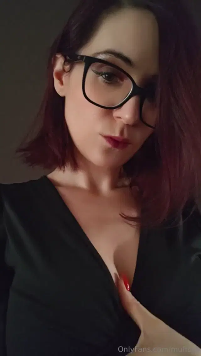 Muffola aka muffola – 12-11-2025 OnlyFans Video – Ho ancora sonno, ma sono gi una dark lady e la mia ossessione quotidiana