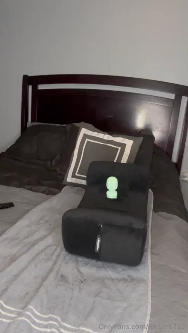 NicoleSweetsxxx aka nicole1712 – 02-24-2024 OnlyFans Video – Who doesnt love a quick orgasm to start their day!