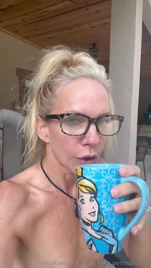 Bella Bare aka bella_bare_petiteprofxxx – 08-10-2025 OnlyFans Video – How many of you like the fresh out of bed look!! Good morning!